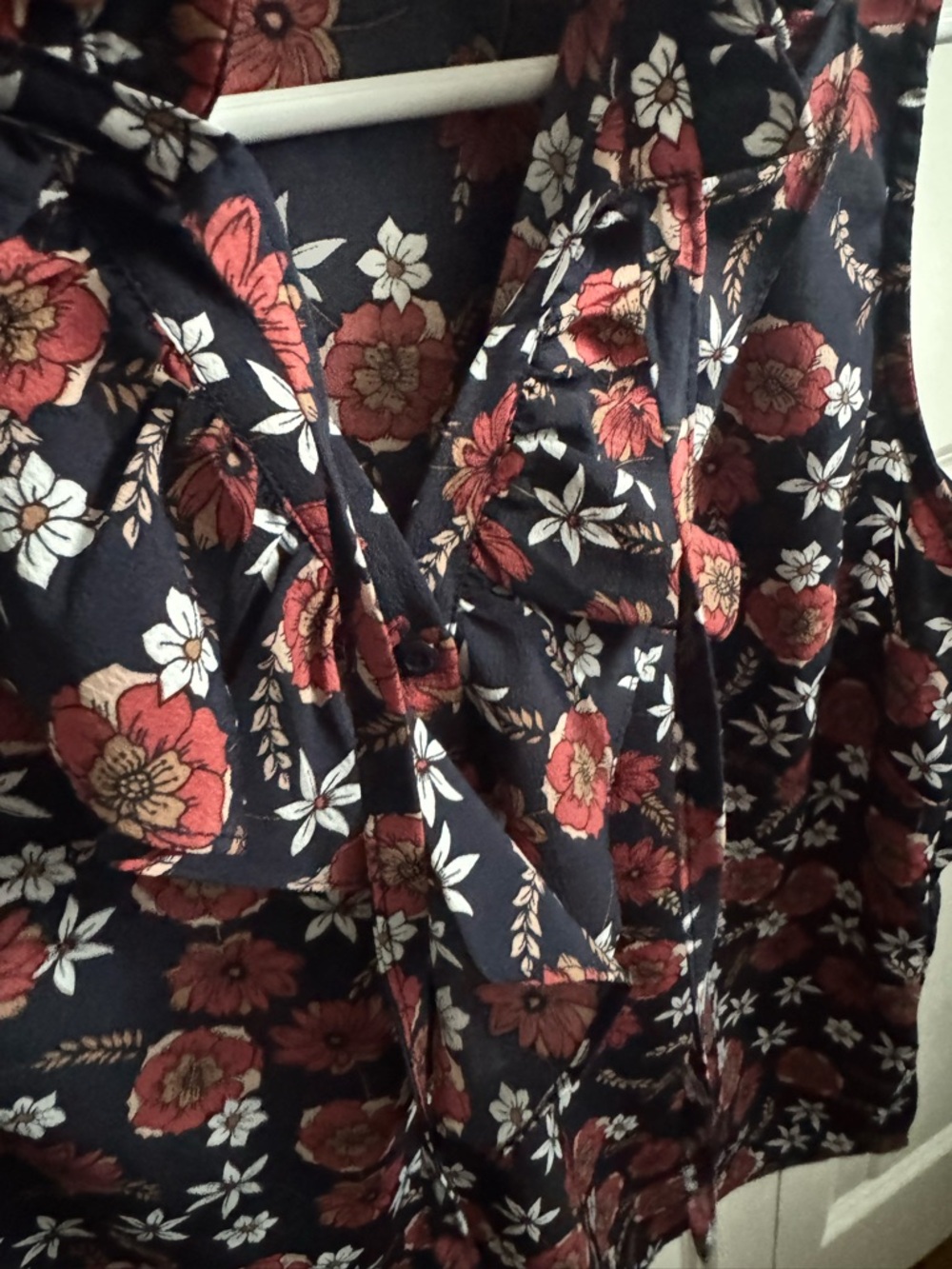 Adrianna Papell Navy Red and White Floral Tie-Neck Sleeveless Top - Picture 3 of 4